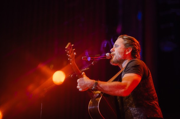 Charles Esten performs on the Mainstage